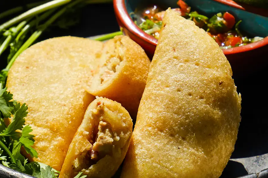 Une empanada ouverte, sa garniture visible